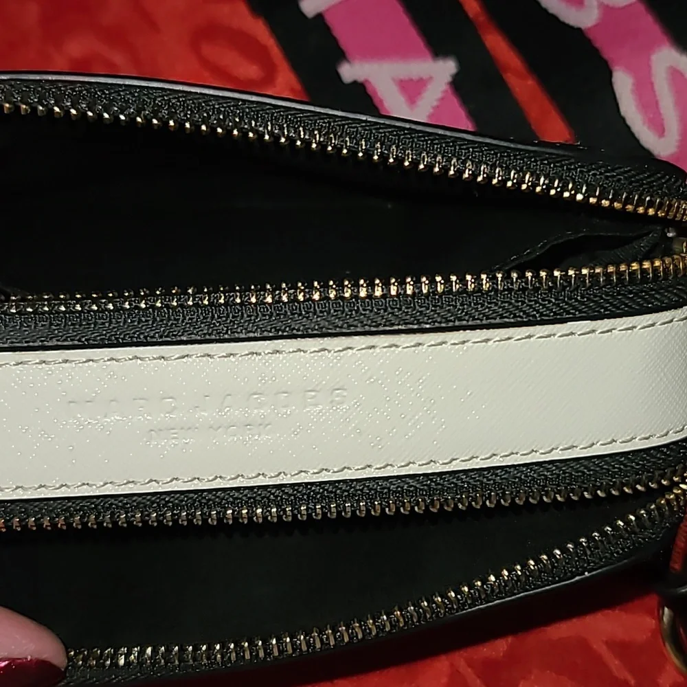 Marc Jacobs snapshot bag. Comes with pink bag strap. - Picture 6 of 6